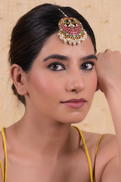 White kundan and stone embellished maangtikka