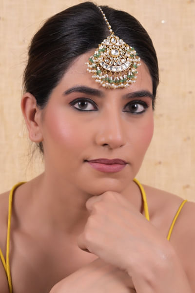 White kundan plated maangtikka