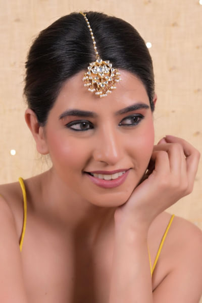 White kundan work maangtikka