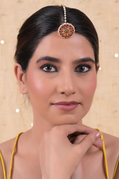 White kundan and stone maangtikka