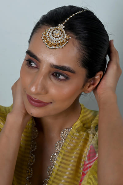 Shlok Jewels White and gold kundan maang tikka SHLOJUN26D247732