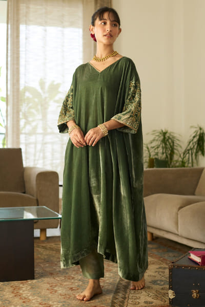 Green embroidered velvet kaftan set