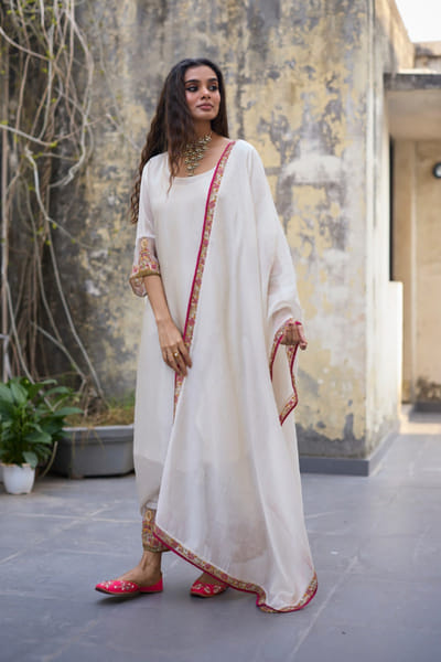 Sarang Kaur White hand embroidered chanderi silk kurta set SARAMAY26D144061