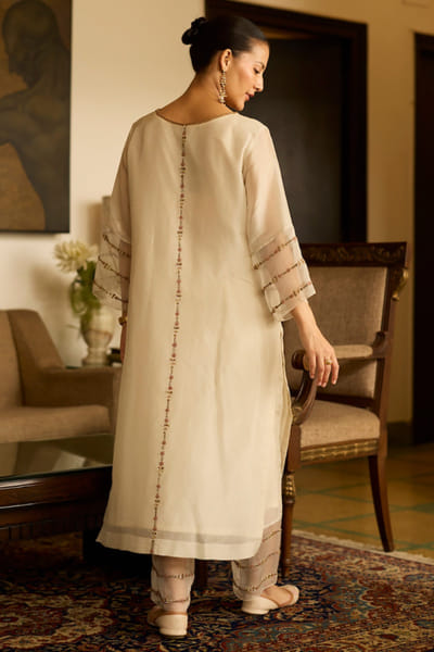 Sarang Kaur White hand embroidered kurta set SARAMAY26D144069