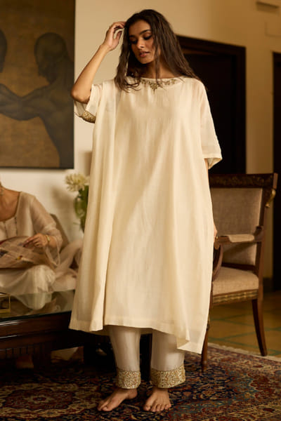 Sarang Kaur White and teal hand embroidered kurta set SARAMAY26D144071