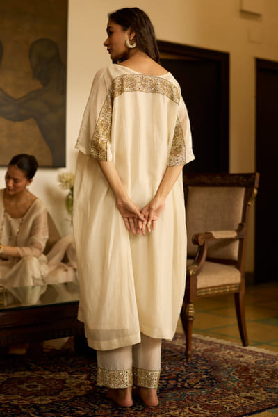 Sarang Kaur White and teal hand embroidered kurta set SARAMAY26D144071