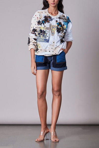 Embroidered sweatshirt and shorts