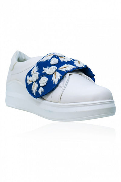 Blue embroidered flap sneakers