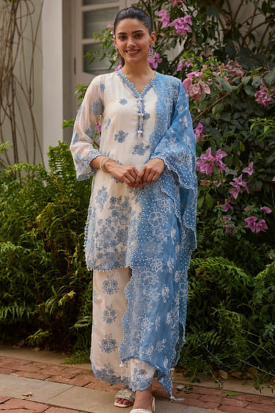 Mulmul Off white embroidered kurta set MULMJUL26D149655