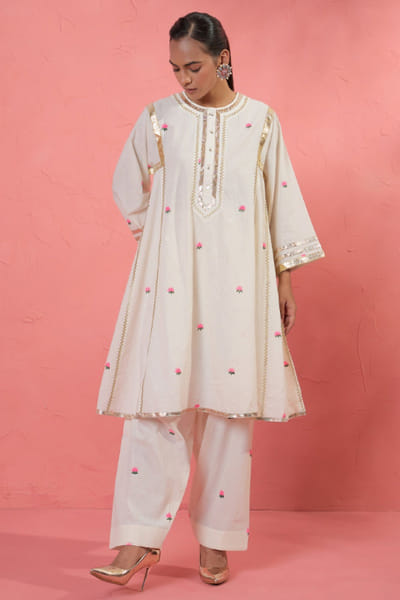 AAVIDI Off-white and pink printed embroidered kurta set AAVIJUN26D148033