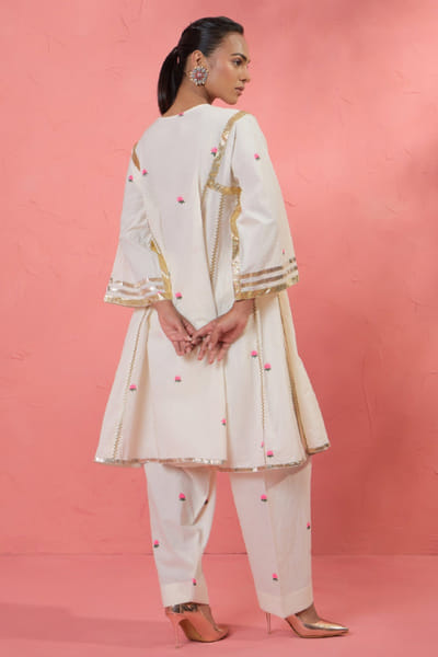 AAVIDI Off-white and pink printed embroidered kurta set AAVIJUN26D148033