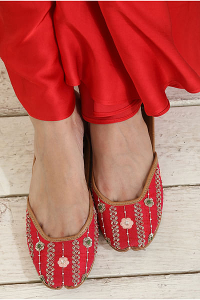 Red floral embroidered juttis
