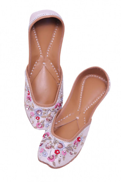 White floral embroidered juttis