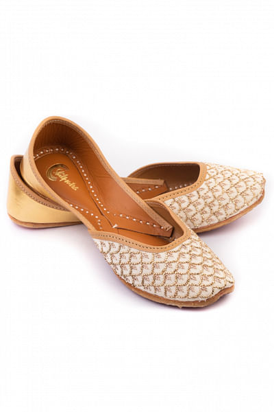 Gold scalloped juttis