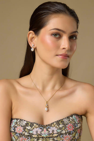 White Swarovski and pearl pendant set