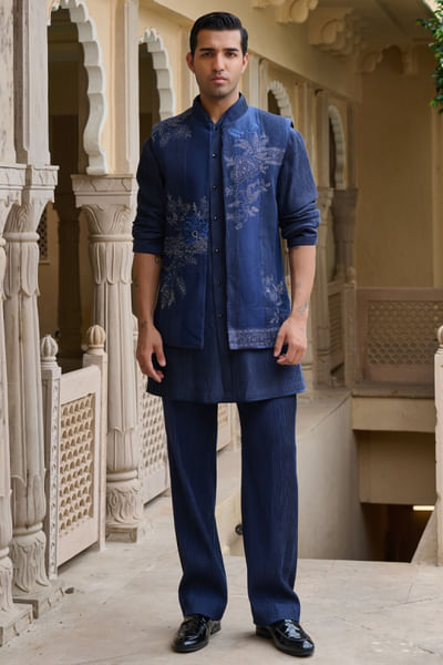 Navy blue embroidered dual-panelled bandi set
