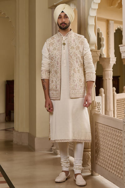 Ivory thread-pearl embroidered bandi set