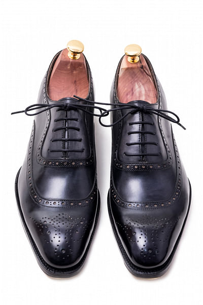 Black shaded oxfords with Ucap