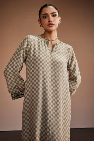 The Royaleum Atelier Beige checks and floral print long kaftan THERJUN26D148259