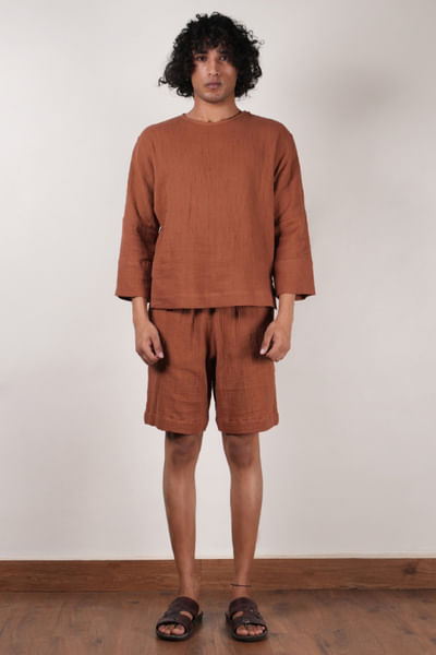 Brown crushed cotton t-shirt and shorts