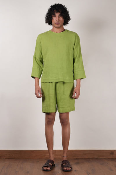 Green crushed cotton t-shirt and shorts