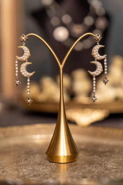 Uncut by Aditi Amin White diamond-pearl embellished earrings UNCUJUN26D146766