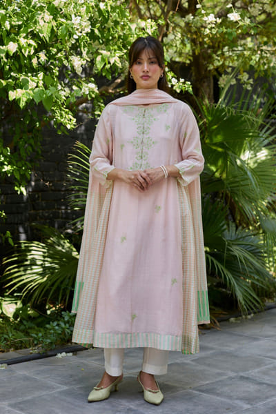 Surmaye Salmon pink embroidered kurta set SURMJUN26D146185
