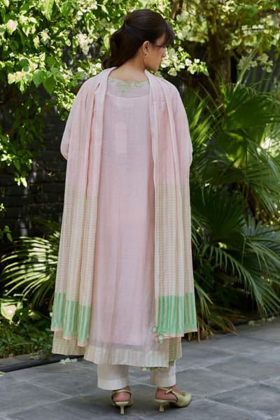 Surmaye Salmon pink embroidered kurta set SURMJUN26D146185
