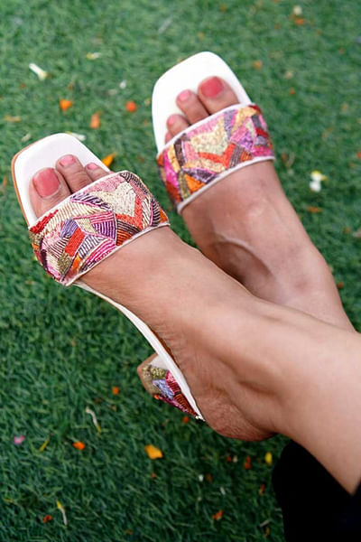 Multicolour thread embroidered heels