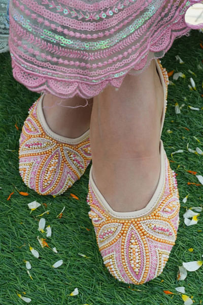 Pink and gold pearl embellished juttis