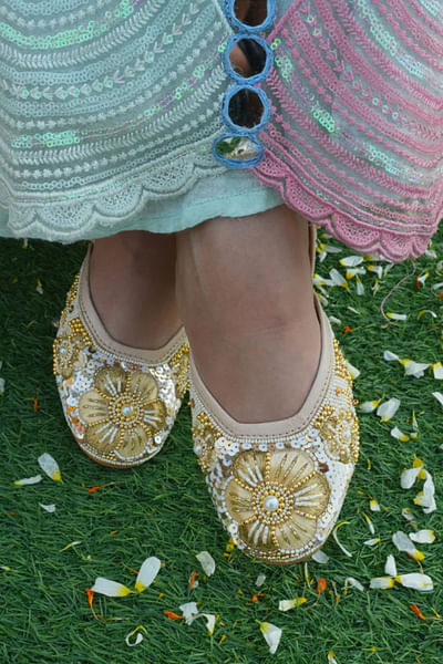 Off-white sequinned juttis