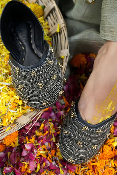 Black metal bead embellished juttis