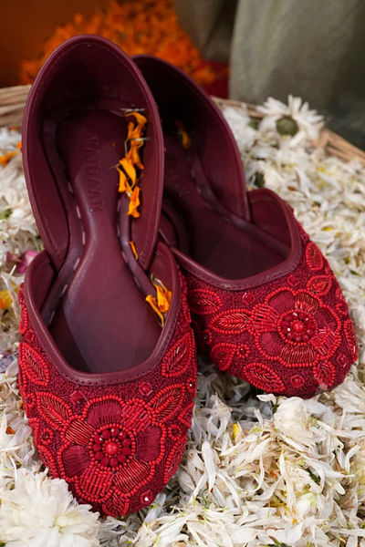 Red bead embellished juttis