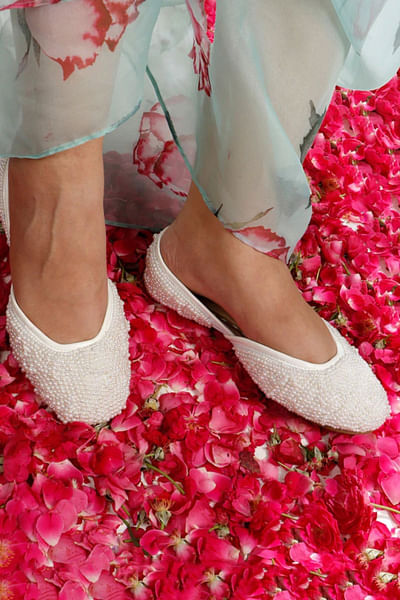 White pearl embellished juttis