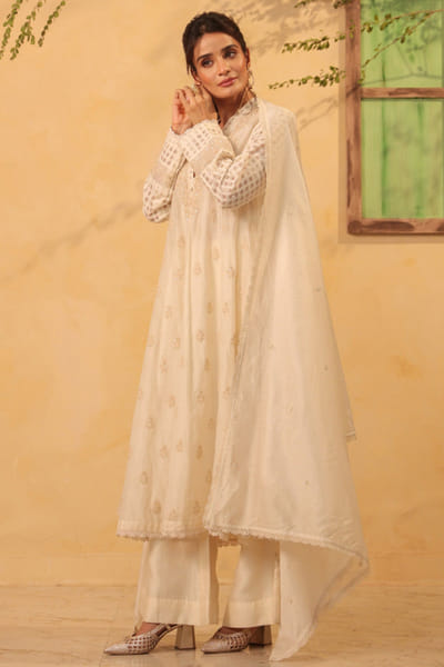 Ivory embroidered kalidar kurta set