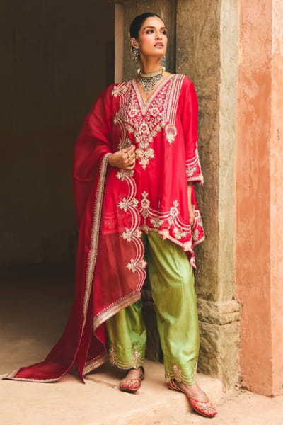 Vinita Bhansali Red and green embroidered kurta set VINIAUG26D152185