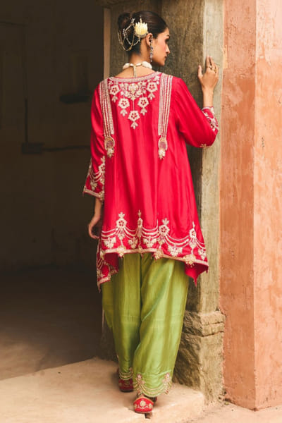 Vinita Bhansali Red and green embroidered kurta set VINIAUG26D152185