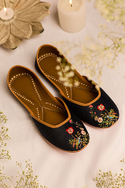 Black floral and bird thread embroidery juttis