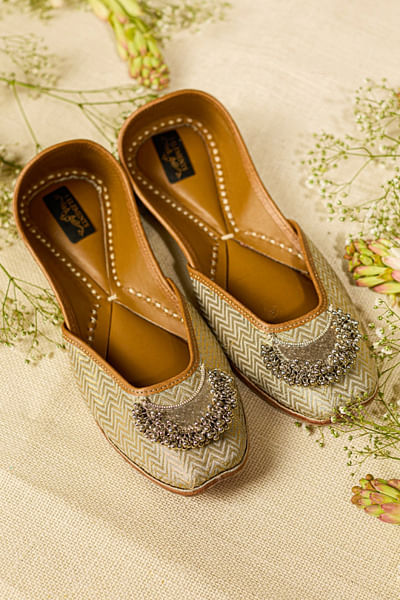 Beige silver crescent embellished woven juttis