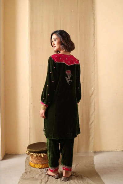 Khushboo & Pankaj Deep green and pink embroidered kurta set KHUSAPR26D143244