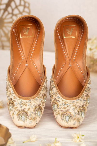Gold lotus embroidered juttis
