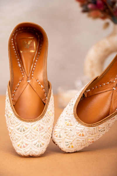 Gold scallop embroidered juttis
