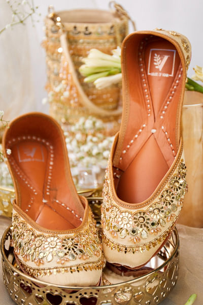 Gold sequinned embroidered juttis