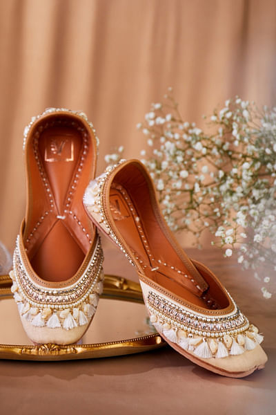 Gold tasseled juttis