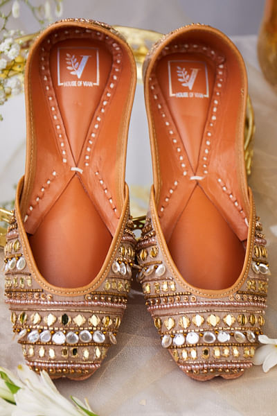 Gold mirror embroidered juttis