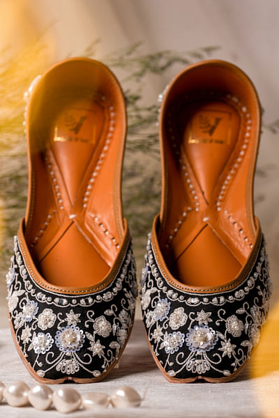 Black embroidered juttis
