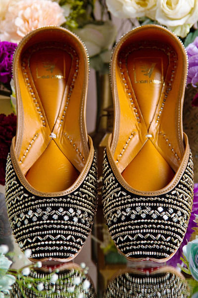 Black velvet embellished juttis