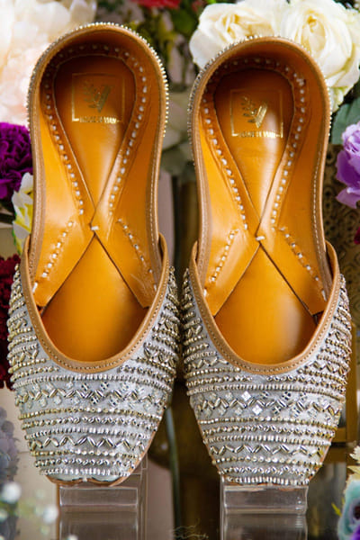 Grey textured juttis