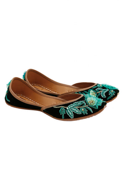 Green embroidered velvet juttis