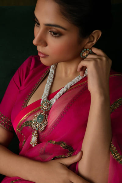 White and gold pendant pearl necklace